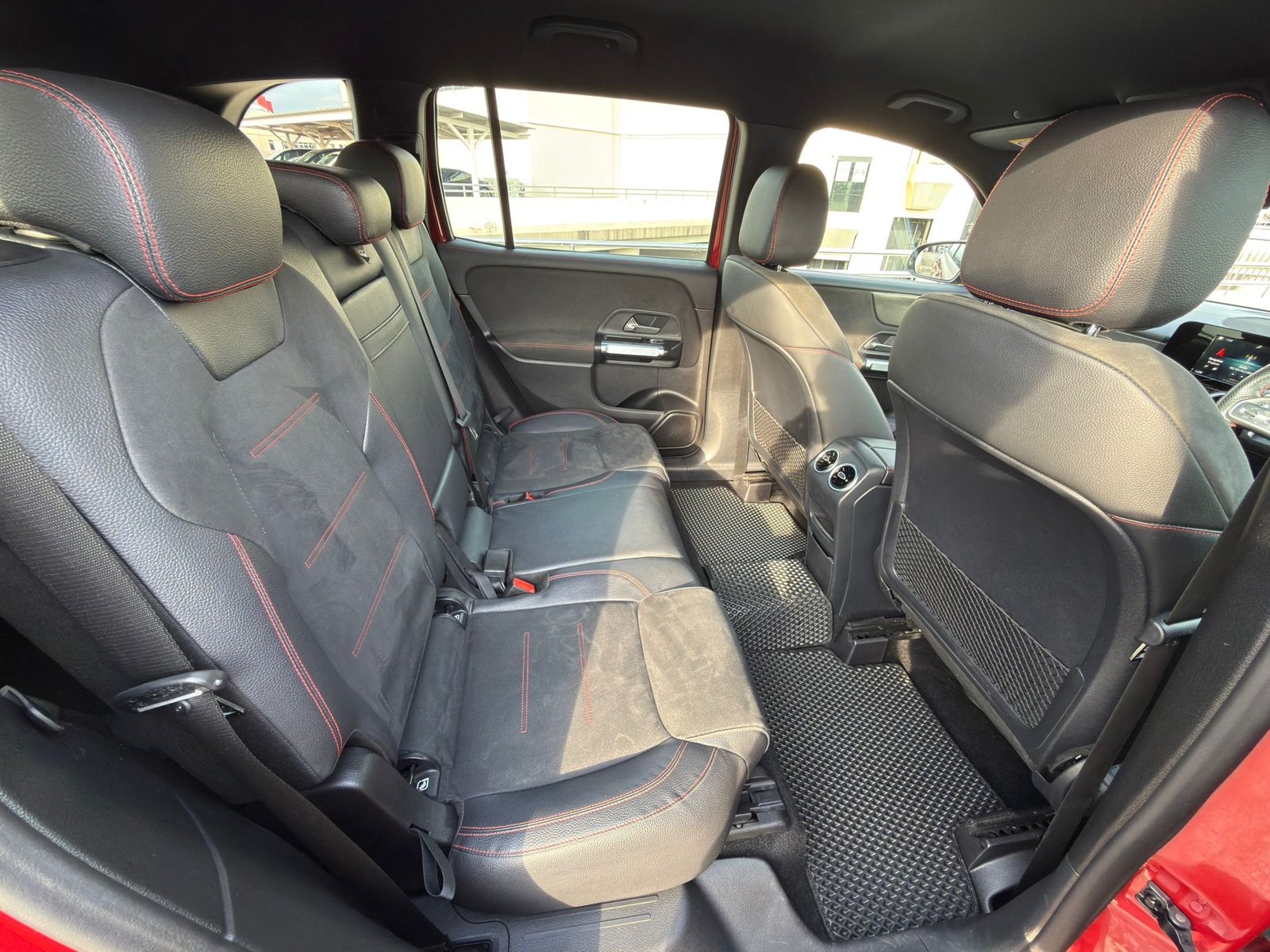 Mercedes-Benz GLB200 AMG Line photo 8